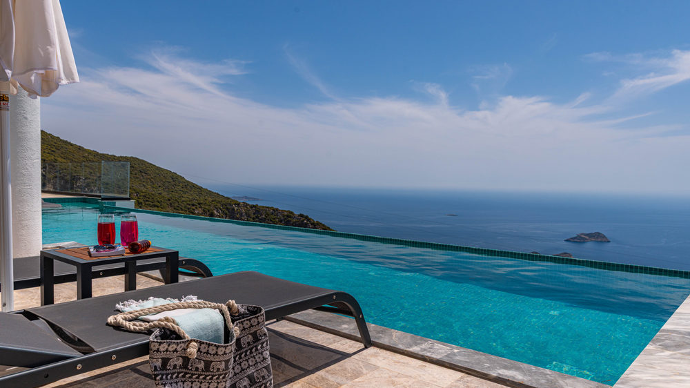 Vorher: Terrasse am Pool in der goldenen Stunde
